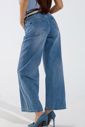 Jeans a gamba larga con bottoni a vista e dettagli a strascico in lavaggio medio