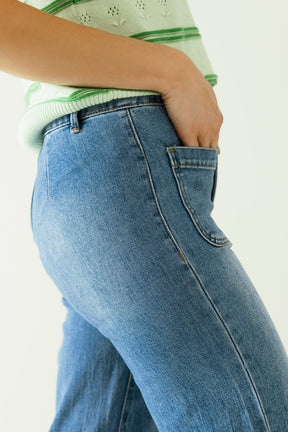 Jeans a gamba larga con chiusura anteriore con bottoni metallici e tasche anteriori