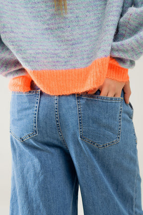 jeans a gamba larga con pieghe lavaggio chiaro