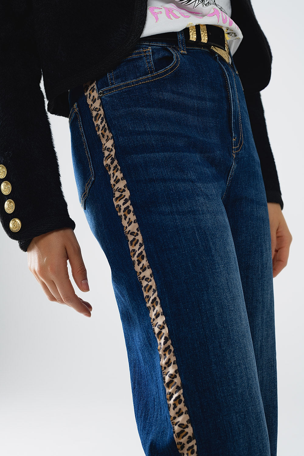 Q2 Jeans a gamba larga con striscia leopardata laterale