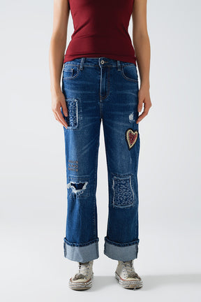 Q2 Jeans a gamba larga impreziositi da alcune toppe