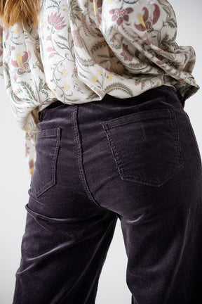 Jeans a gamba tesa in velluto a coste grigio scuro con tasche