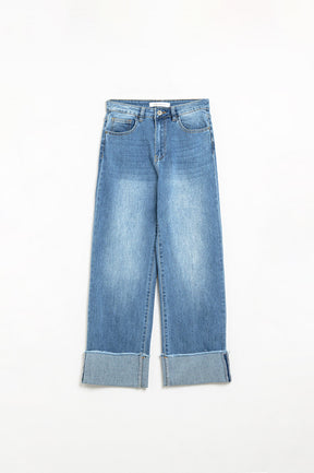 jeans a lavaggio medio con orlo risvoltato e vestibilità dritta