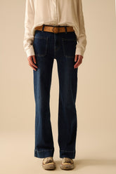 Q2 Jeans a lavaggio scuro con gamba larga e tasche
