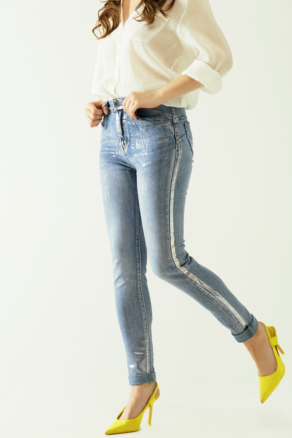 Jeans a vita alta a cinque tasche con effetto verniciato a polvere d'argento