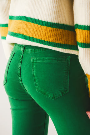 Jeans a zampa verde acceso con orlo grezzo