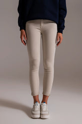 Q2 Jeans alla caviglia beige con pieghe morbide