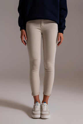 Q2 Jeans alla caviglia beige con pieghe morbide