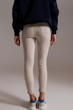 Jeans alla caviglia beige con pieghe morbide