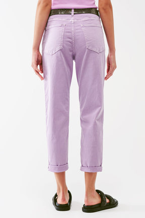 Jeans basic in viola con taglio comodo