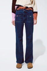 Q2 Jeans blu con tasche abbottonate in lavaggio scuro