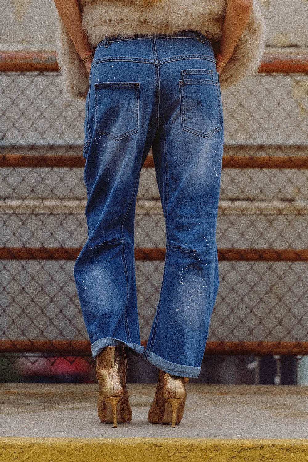 jeans con gambe a palloncino e macchie di vernice