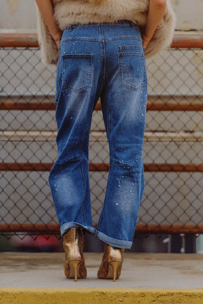 jeans con gambe a palloncino e macchie di vernice