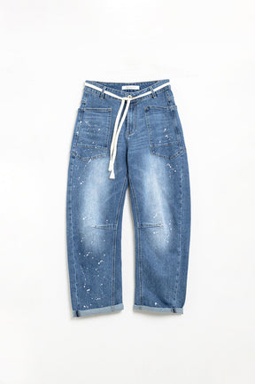 jeans con gambe a palloncino e macchie di vernice