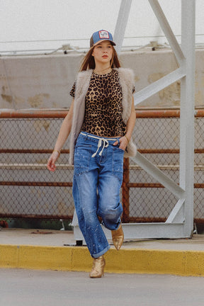 jeans con gambe a palloncino e macchie di vernice