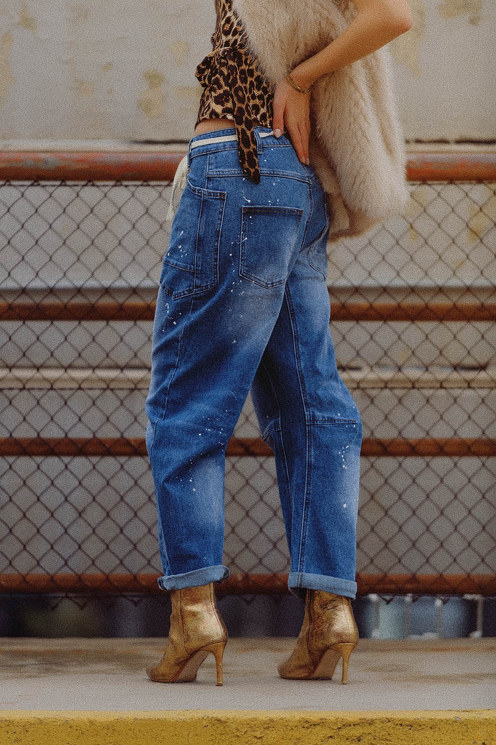 jeans con gambe a palloncino e macchie di vernice