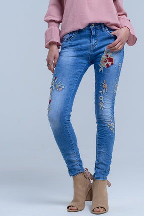 Jeans con ricami floreali