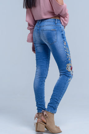 Jeans con ricami floreali