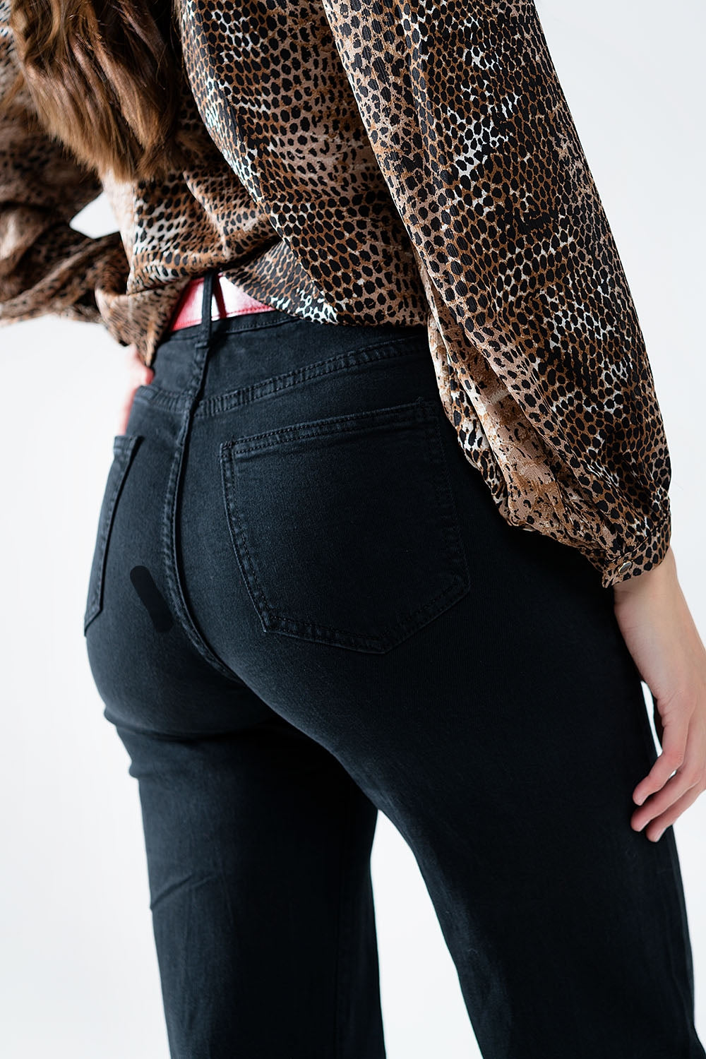 Jeans dritti con bottoni dorati ai lati in nero