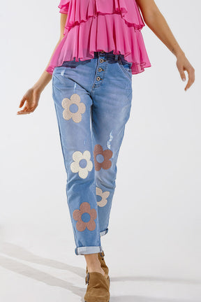 Jeans dritti con chiusura a bottoni e dettaglio floreale sul davanti
