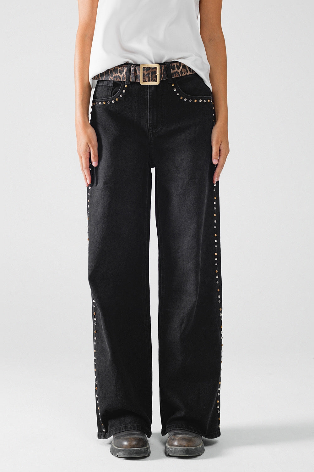 Jeans dritti con dettagli di borchie sui lati in nero