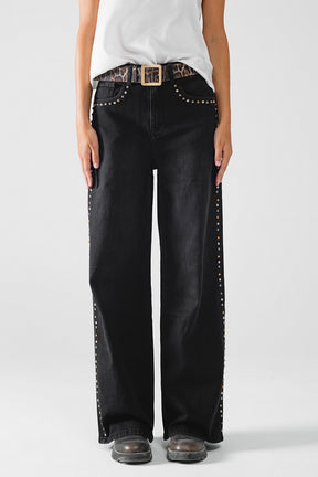 Jeans dritti con dettagli di borchie sui lati in nero