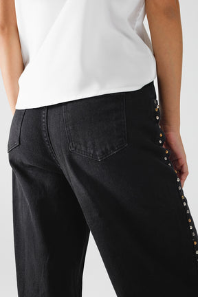Jeans dritti con dettagli di borchie sui lati in nero