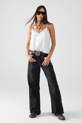 Jeans dritti con dettagli di borchie sui lati in nero