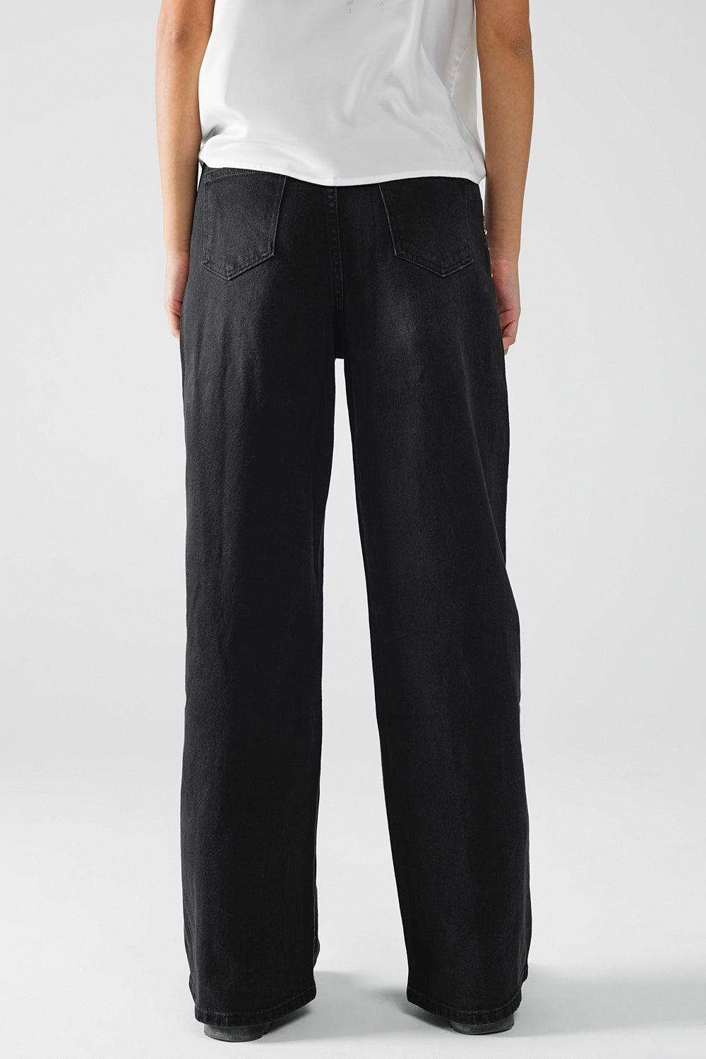 Jeans dritti con dettagli di borchie sui lati in nero