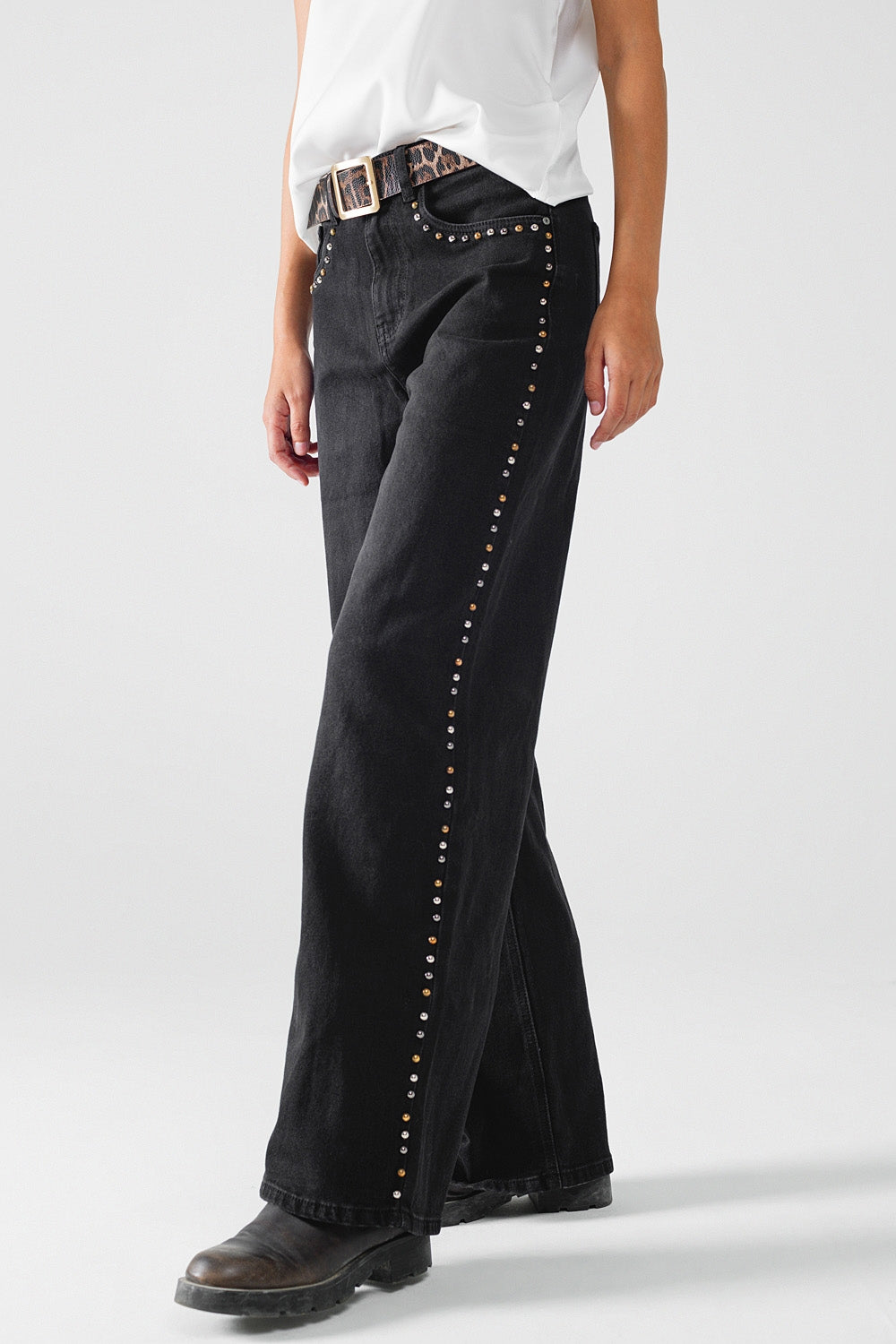Jeans dritti con dettagli di borchie sui lati in nero