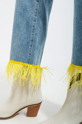 Jeans dritti con fondo in piume gialla sintetiche
