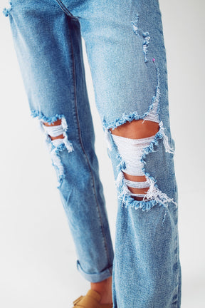 Jeans dritti strappati sulle ginocchia in blu