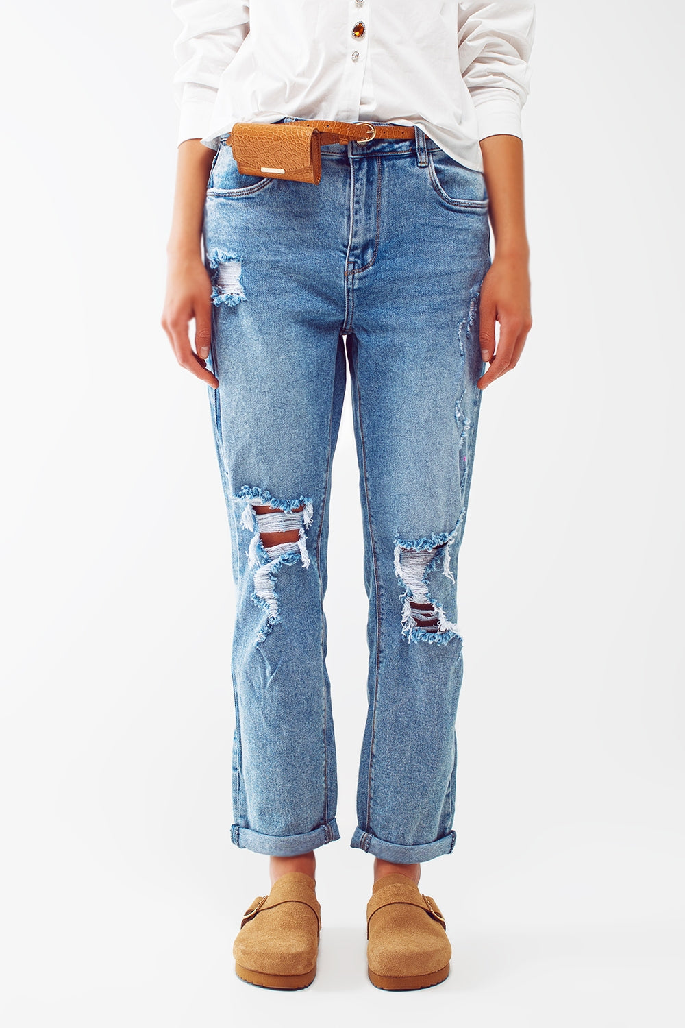 Jeans dritti strappati sulle ginocchia in blu