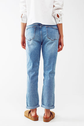 Jeans dritti strappati sulle ginocchia in blu