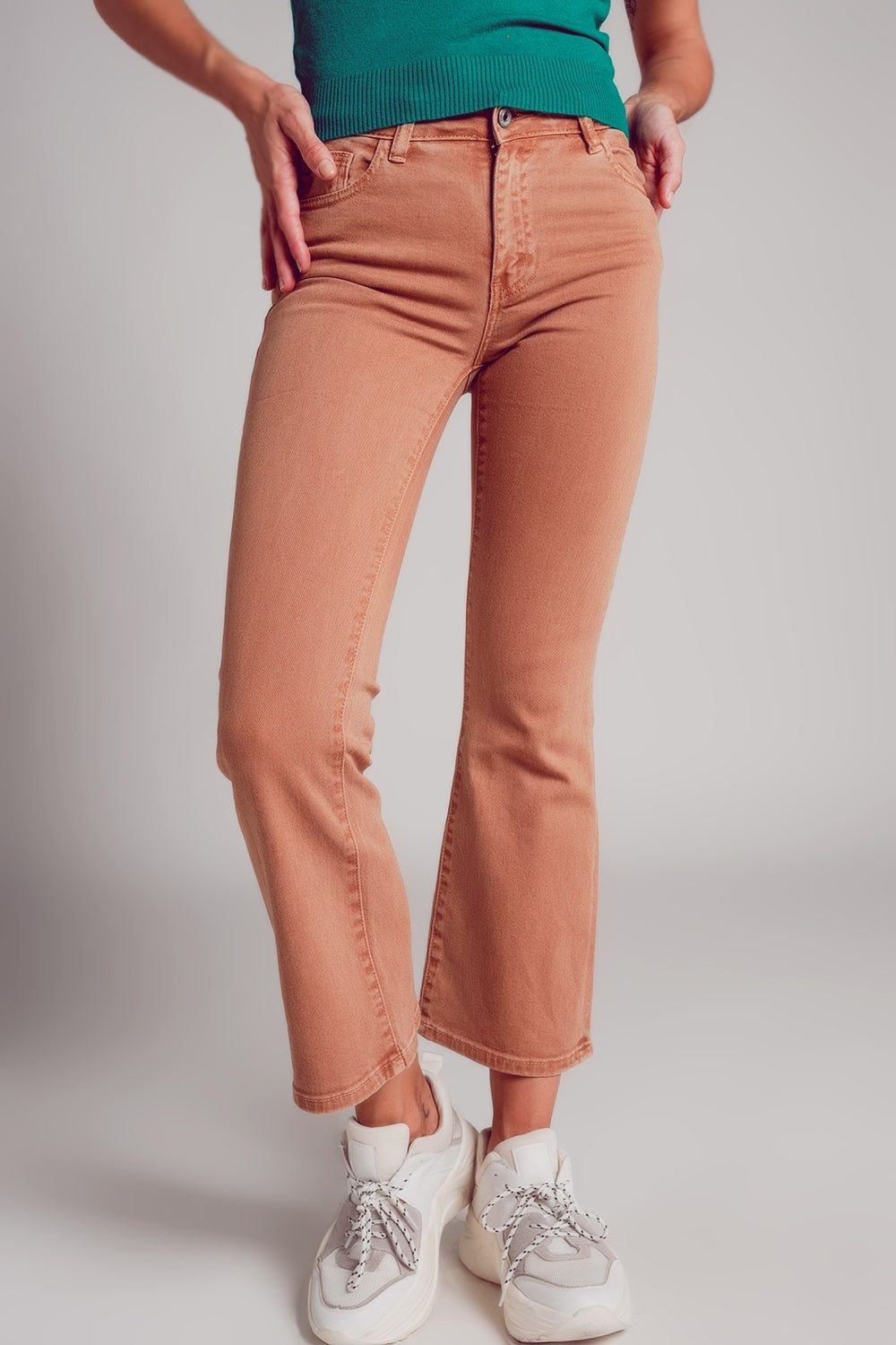 Q2 Jeans flare a vita alta in color cammello