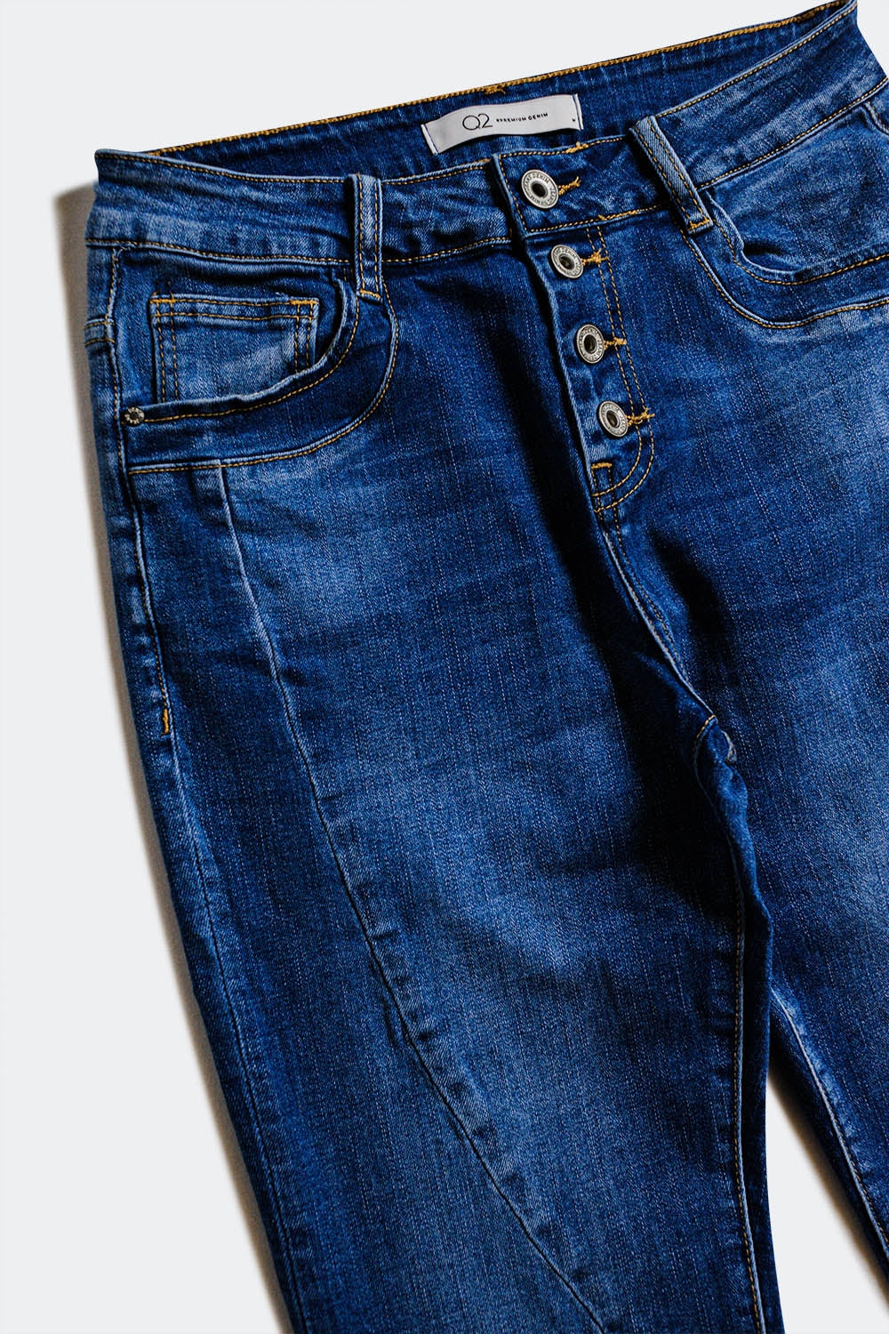 Jeans lavaggio blu scuro con cuciture decorative