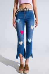 Q2 Jeans skinny a lavaggio scuro con cuori circondati da borchie