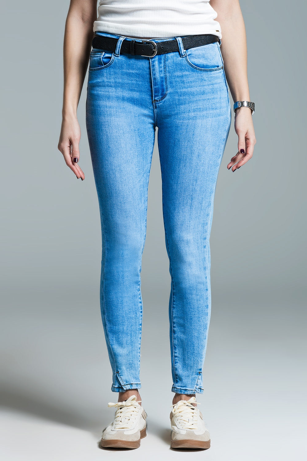 Q2 Jeans skinny basic blu chiaro con spacco corto sull'orlo