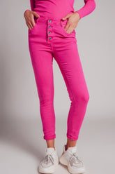 Q2 Jeans skinny con bottoni a vista e lavaggio fucsia