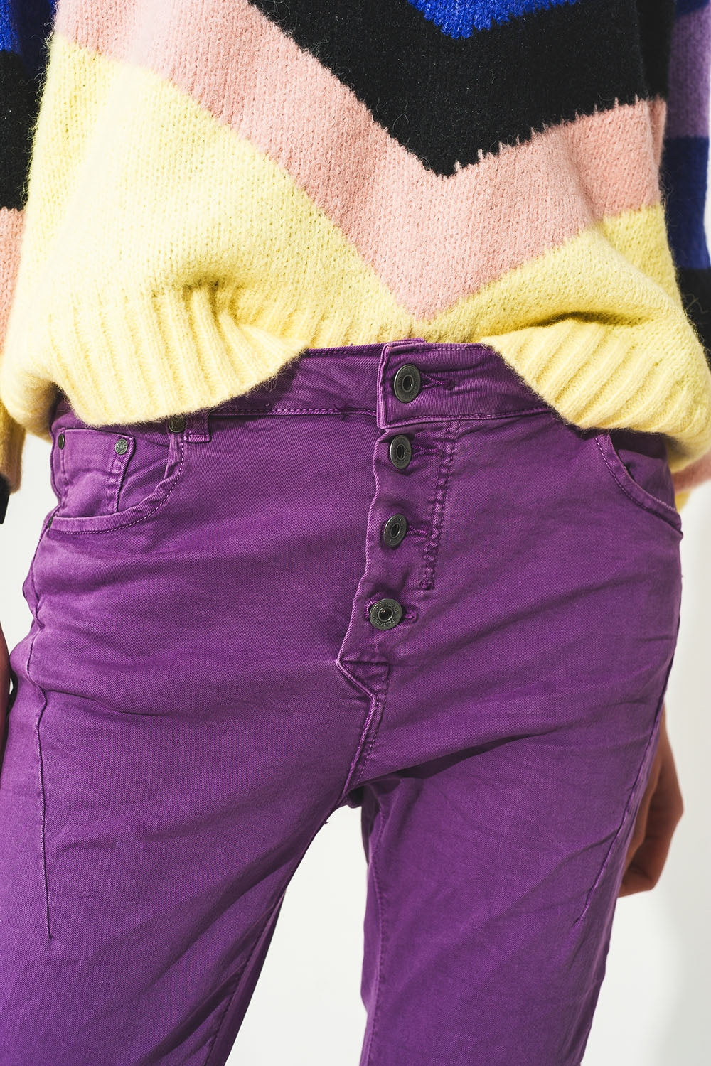 Jeans skinny con bottoni a vista e lavaggio viola