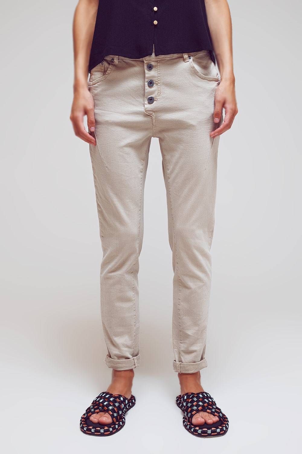 Q2 Jeans skinny con bottoni esposti in beige