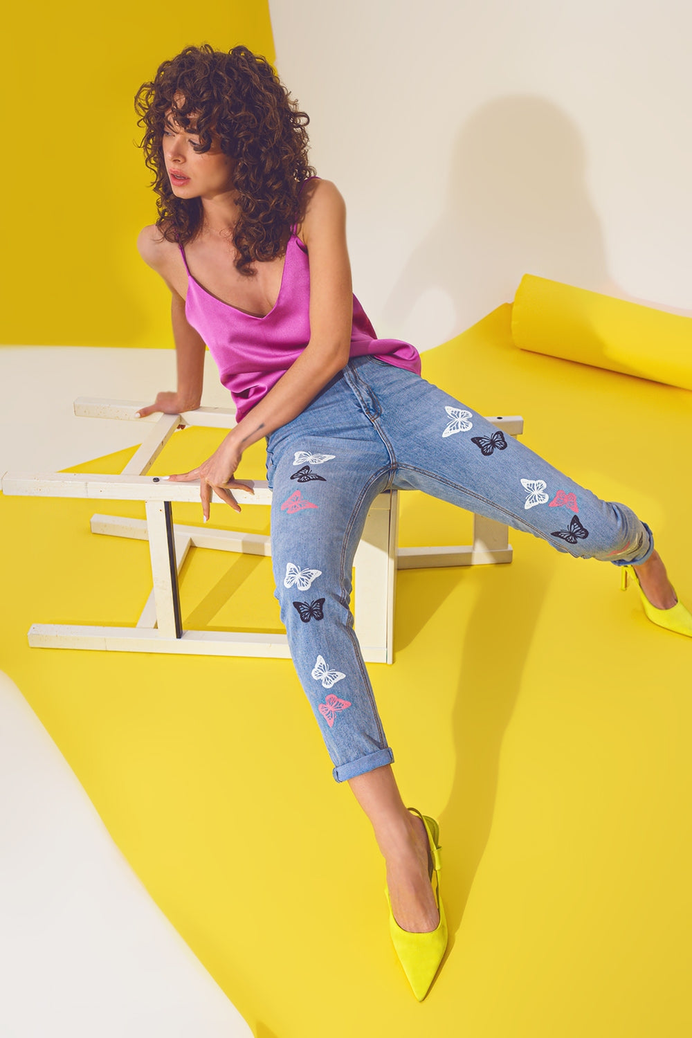 Q2 Jeans skinny con dettaglio farfalla in lavaggio blu chiaro