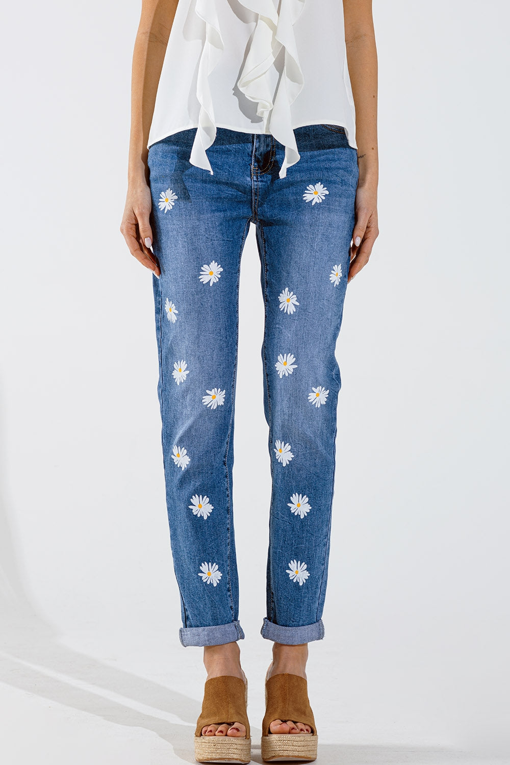 Q2 Jeans skinny con margherite bianche stampate in lavaggio medio