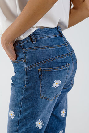 Jeans skinny con margherite bianche stampate in lavaggio medio