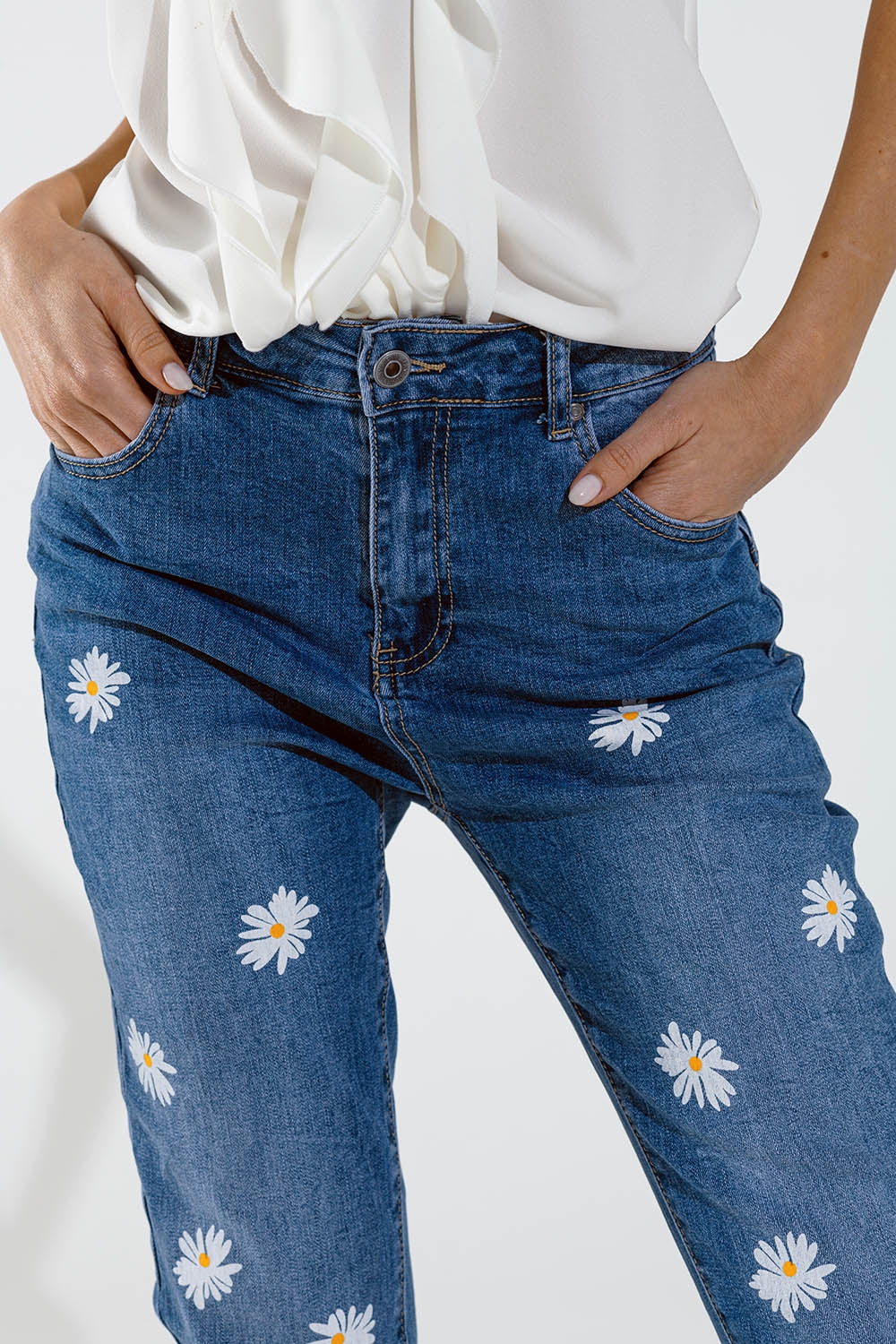 Jeans skinny con margherite bianche stampate in lavaggio medio