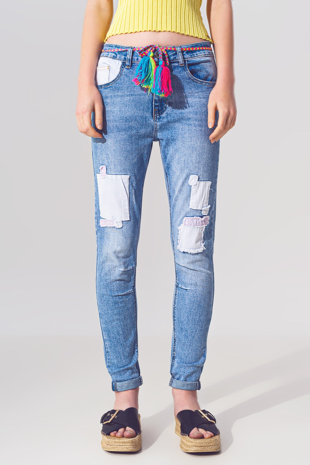 Q2 Jeans Skinny Elasticizzati con Toppe in Lavaggio Medio e Dettaglio Cintura