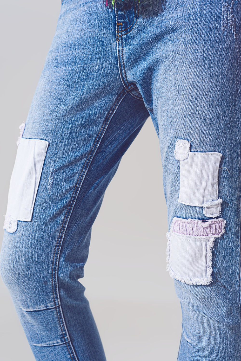 Jeans Skinny Elasticizzati con Toppe in Lavaggio Medio e Dettaglio Cintura