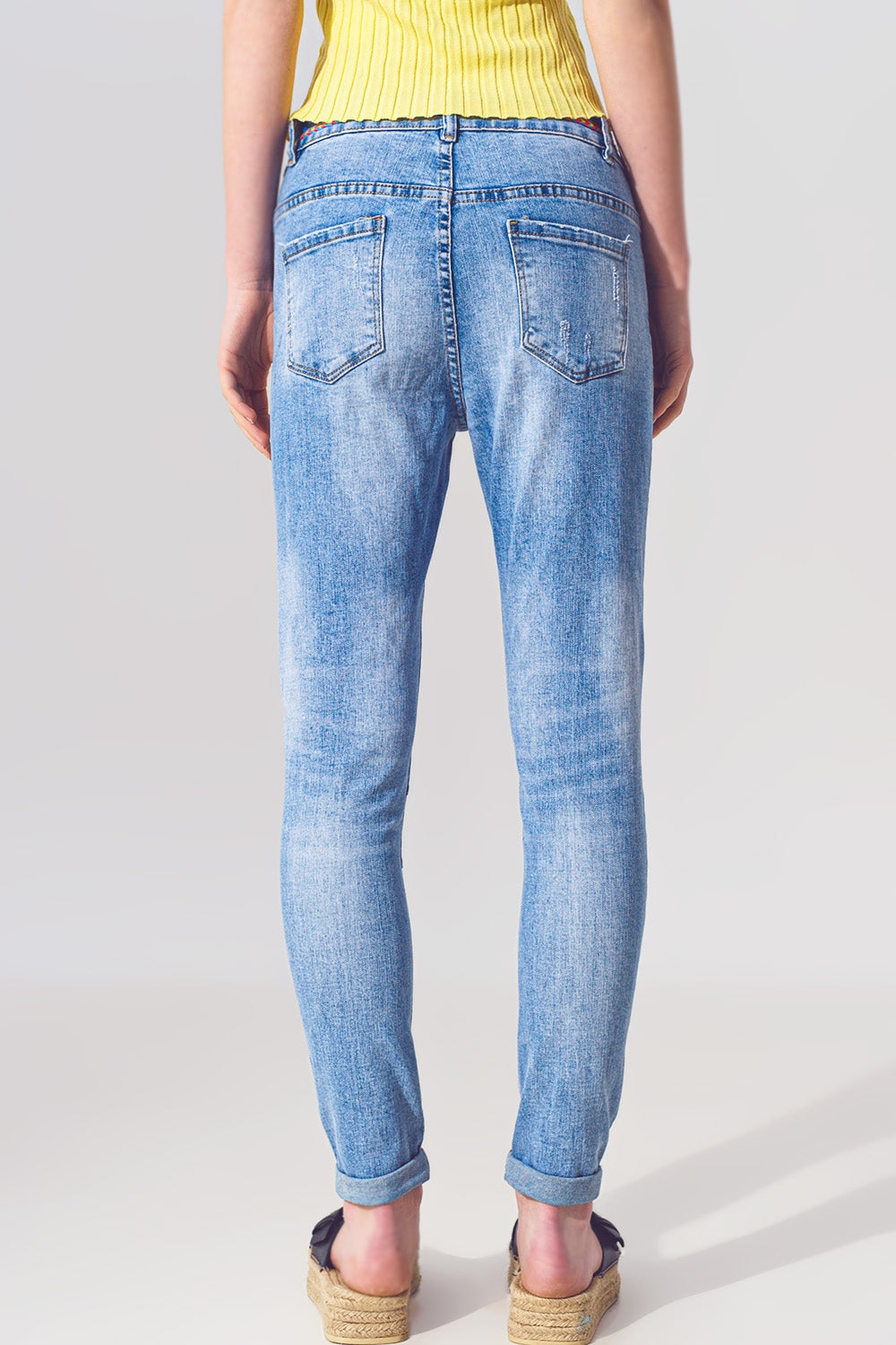 Jeans Skinny Elasticizzati con Toppe in Lavaggio Medio e Dettaglio Cintura