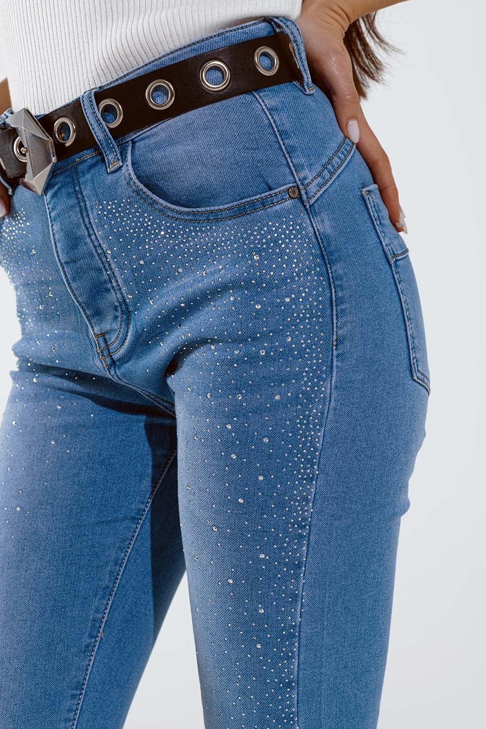 Jeans skinny in blu slavato con strass sul davanti