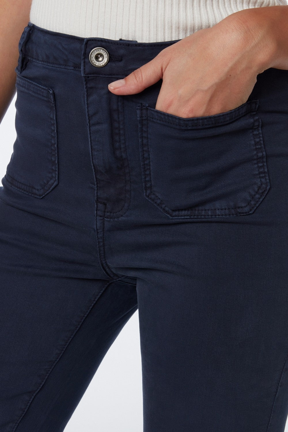 Jeans skinny svasati con dettaglio tasca frontale